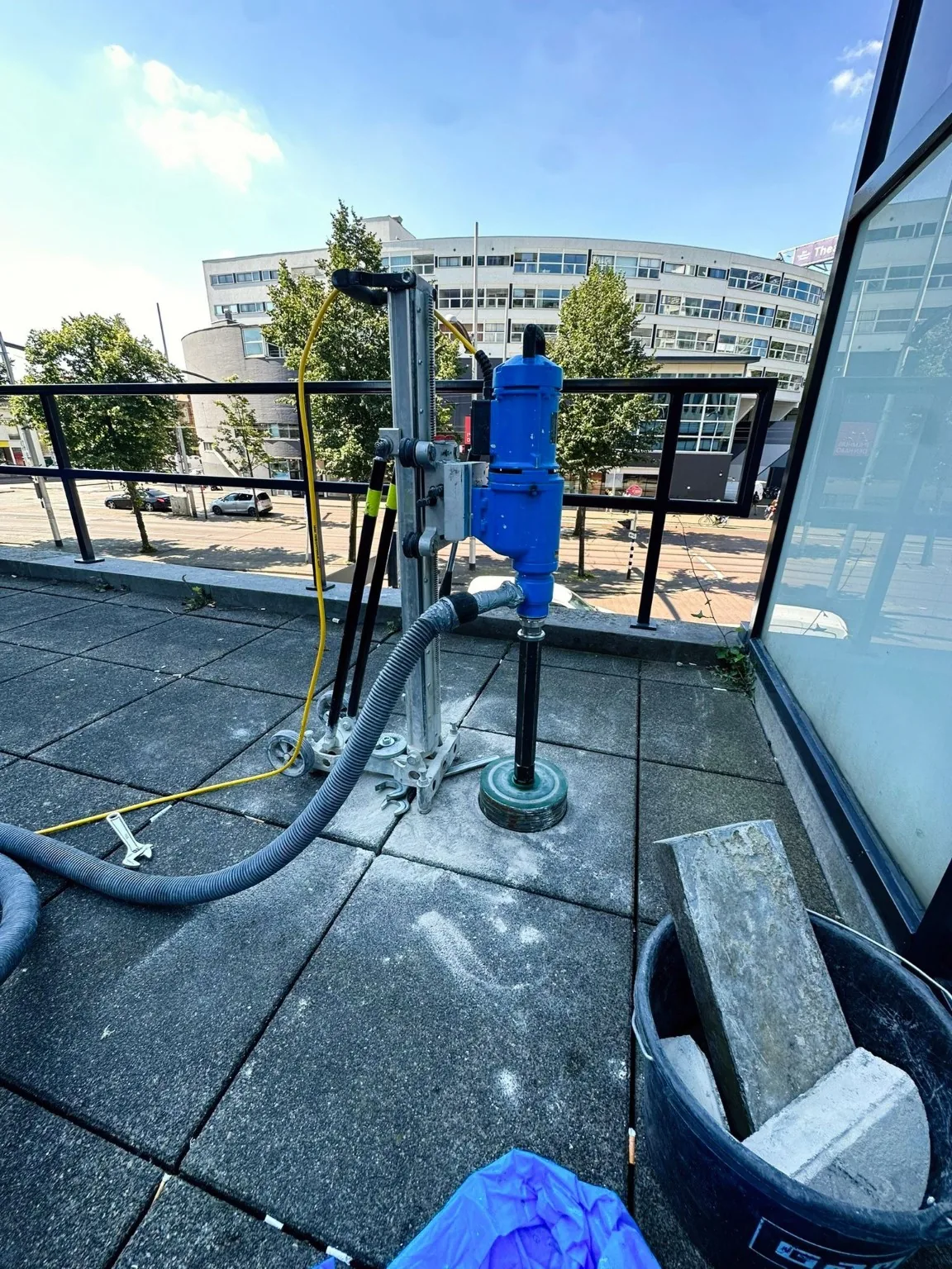 Boorstatief op een betegelde buitenvloer