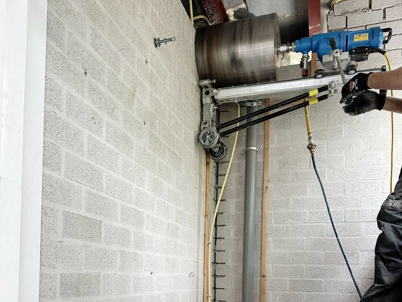 Horizontale kernboring in een wand