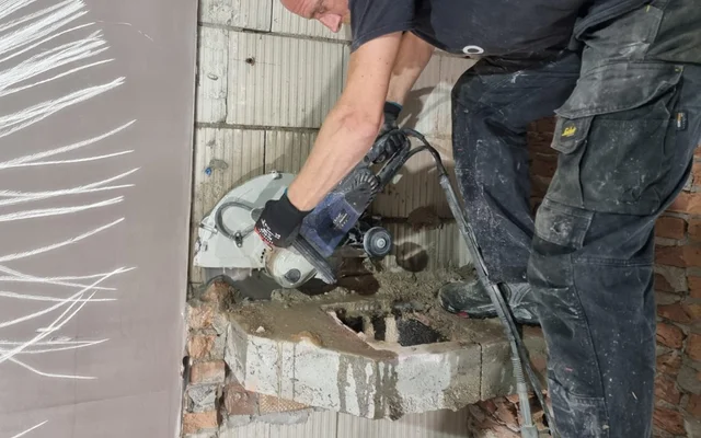 Diamantzaagwerk bij een opening in een stenen muur