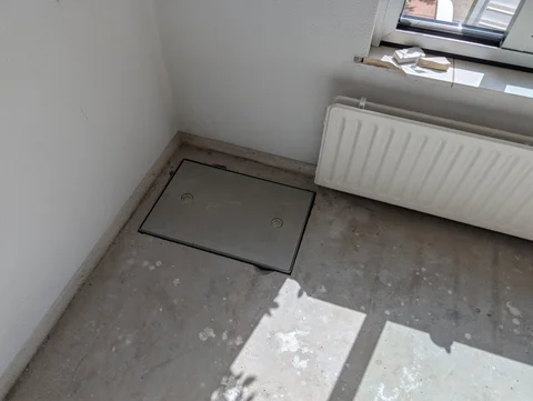 Gesloten kruipluik naast een radiator