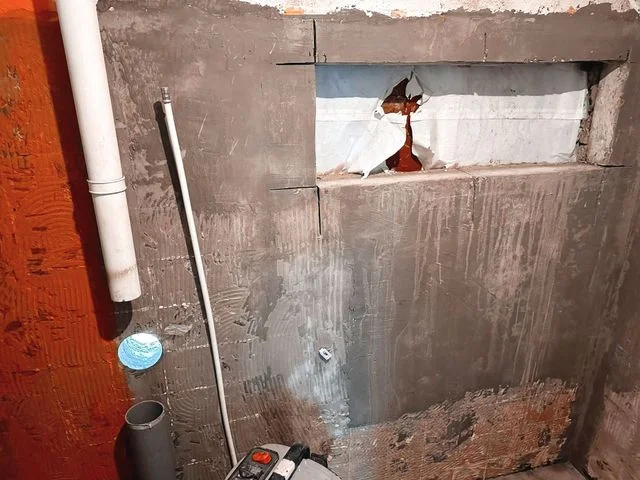 Rechthoekige opening met zaagsneden in een muur