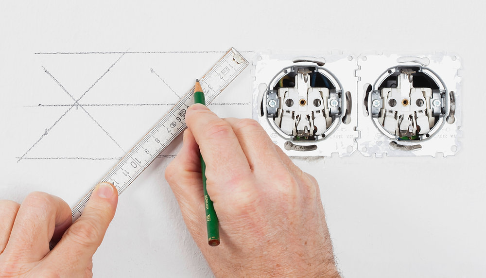Elektradozen en stopcontacten uitmeten in de keuken vóór boren en frezen