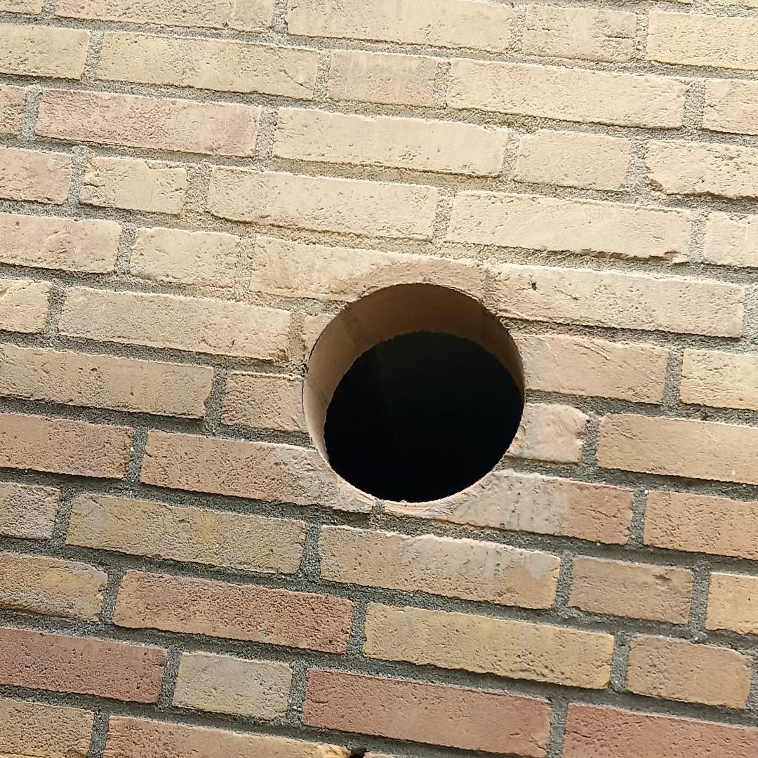 Meerdere leidingen door één groot gat of ieder een eigen doorvoer?