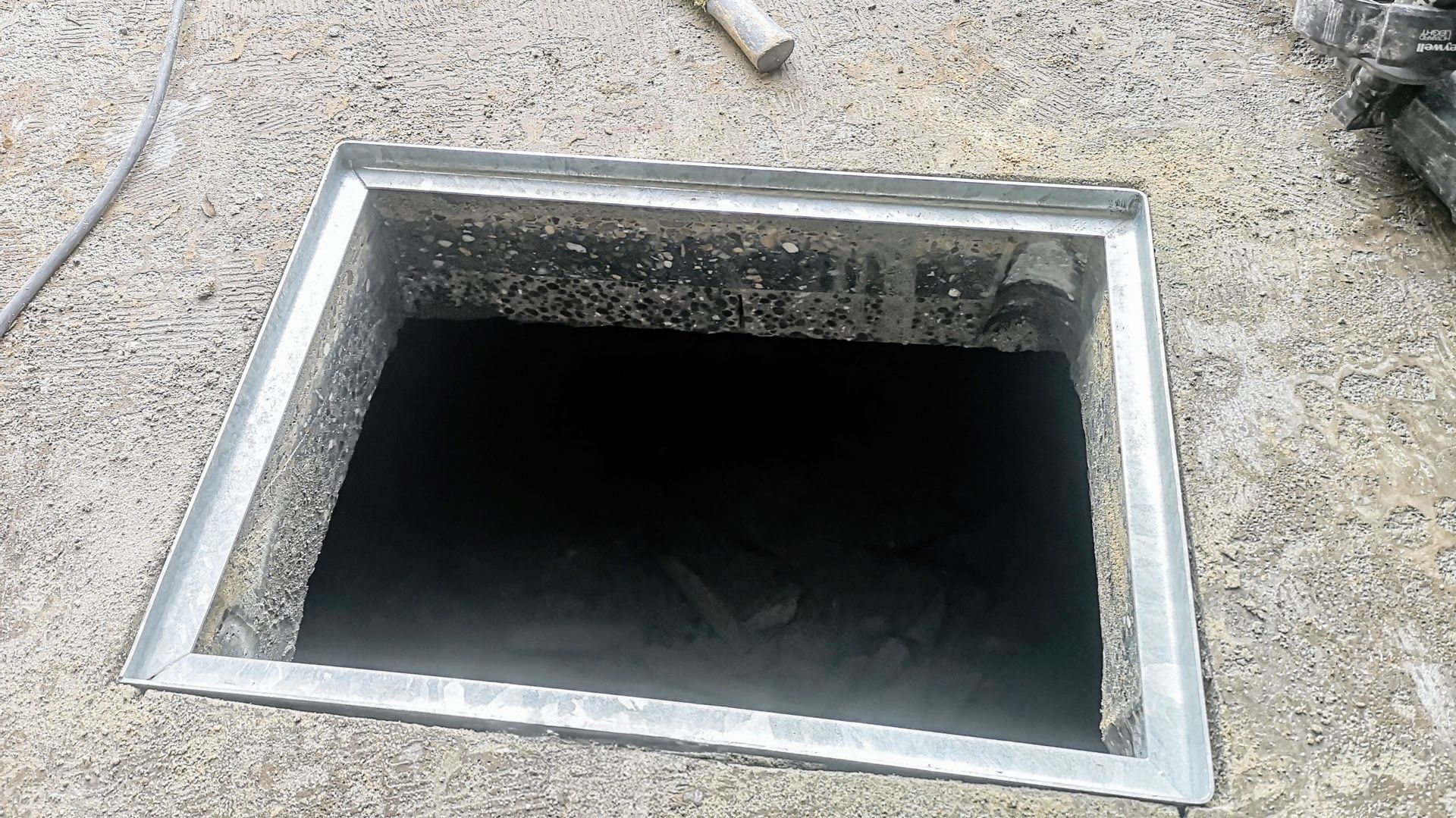 Matomranding voor kruipluik geplaatst in betonvloer