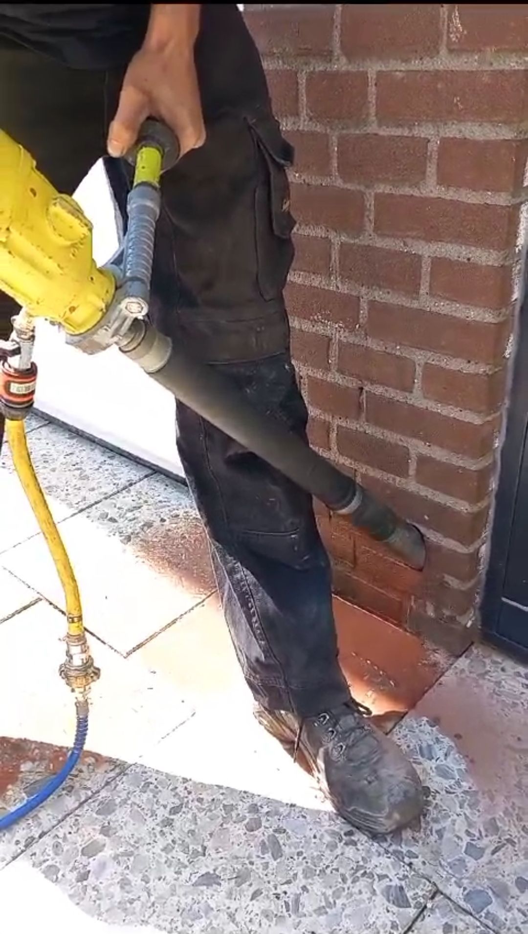 Ventilatiegaten voor kruipruimte door Drillpro Nederland
