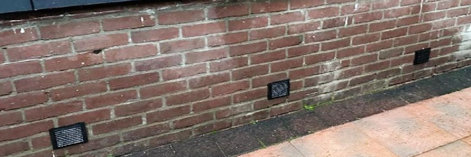 Ventilatieroosters onderaan een gevel