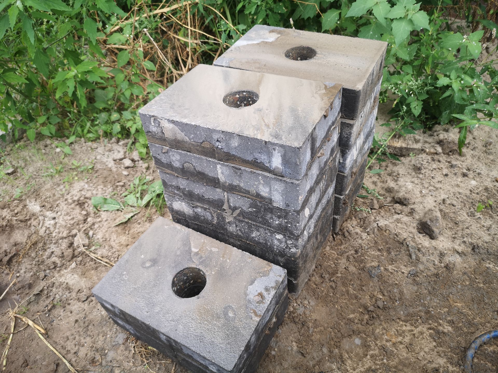 Gaten boren voor tuinspots