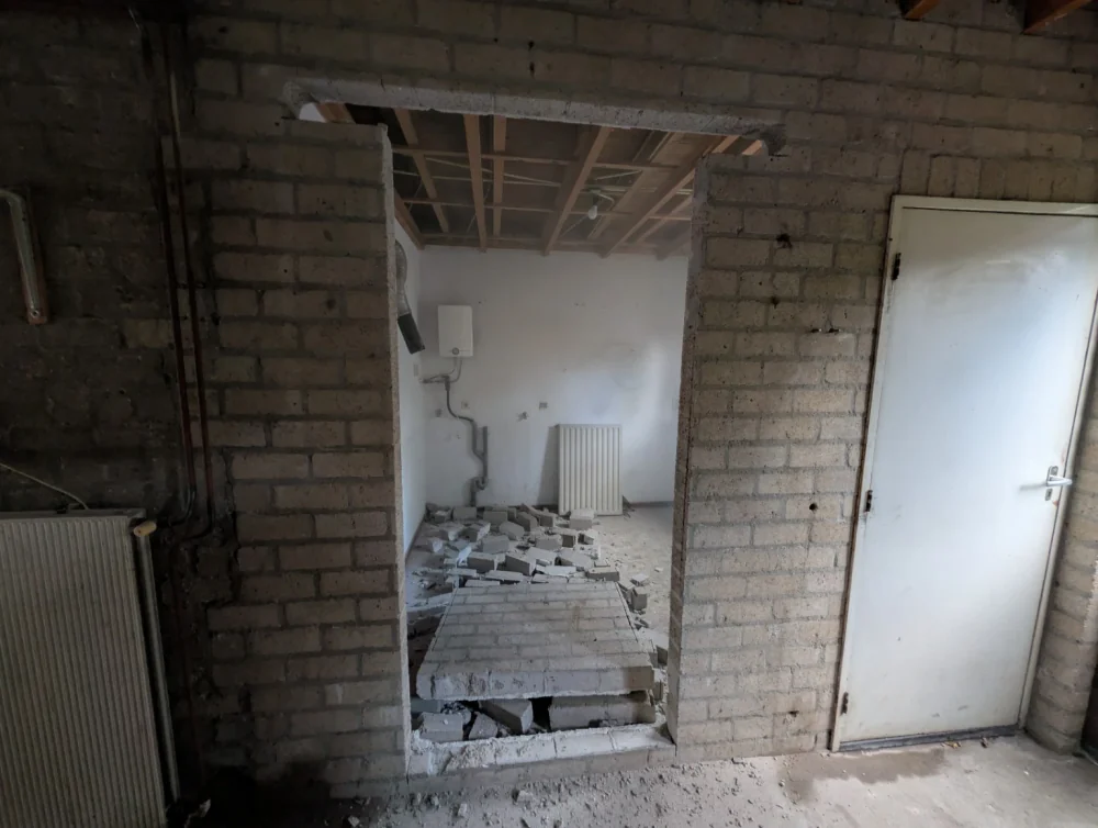 Deuropening laten zagen in een muur