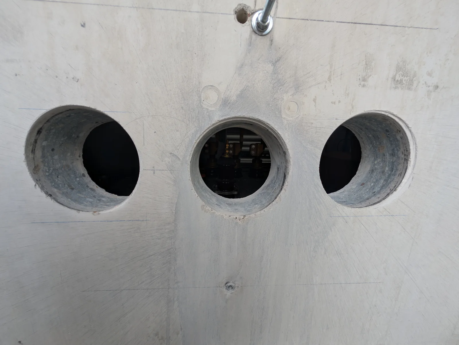Detail van drie drooggeboorde gaten van 160 mm in gewapend beton