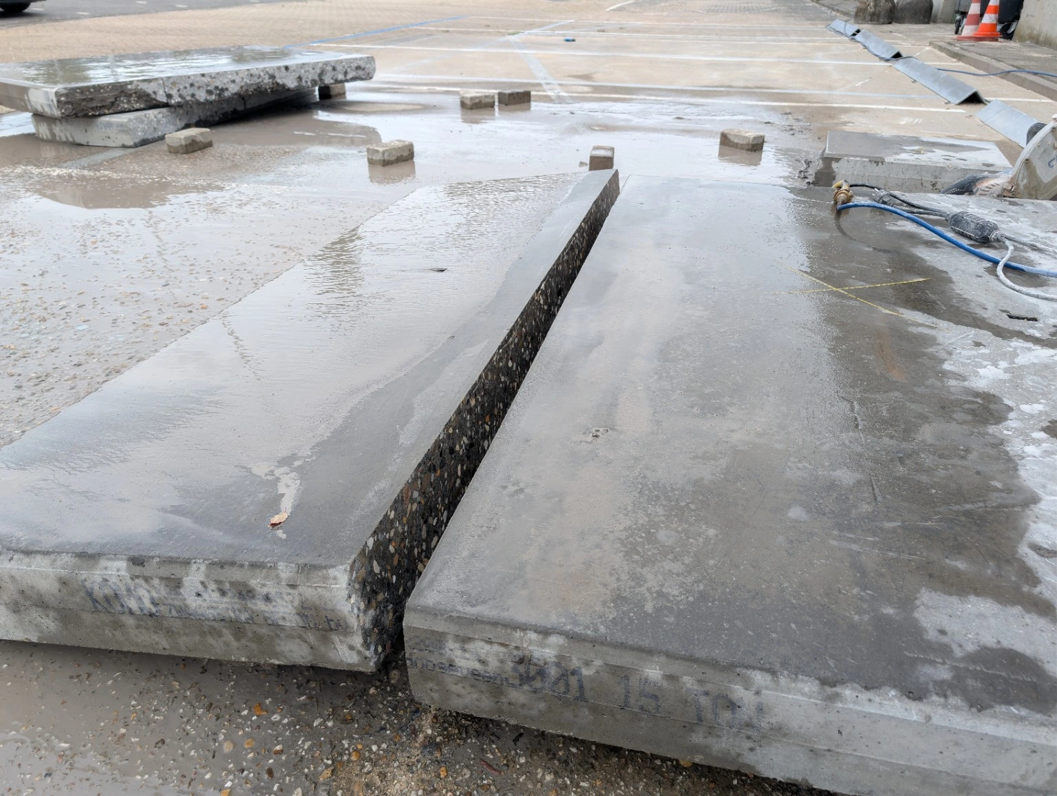 Zaagsnede in betonnen stelconplaat